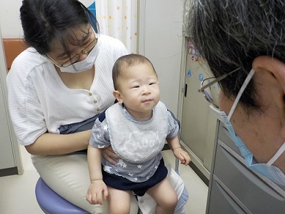 小児科の子供診察風景